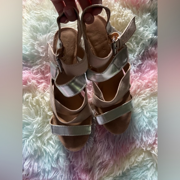 Shoe Dazzle Frank Wedges - Picture 5 of 7